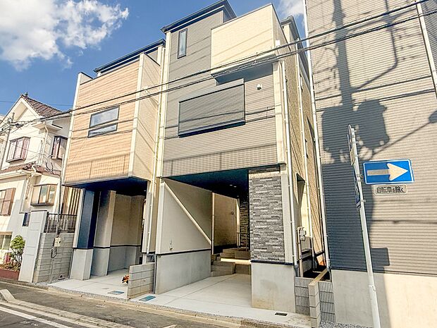 2号棟【外観】家族の温かさと陽光の暖かさ、楽しい毎日と明るい未来を予感させる「空間が織り成すひとつ先の住み心地」を演出します。