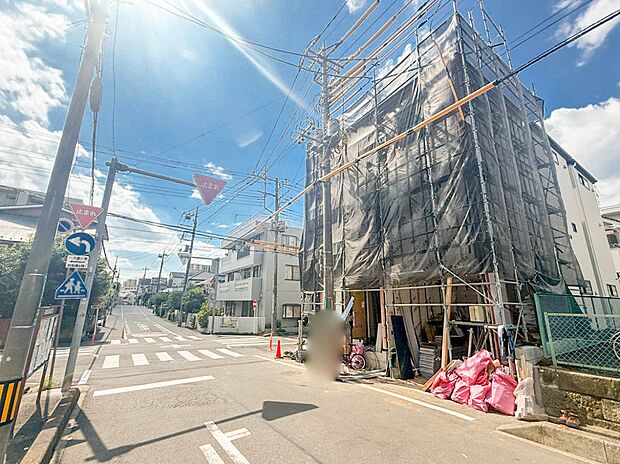 2号棟【前面道路幅員約8m】車の通行が少ないので、静かな住環境を維持することができます。