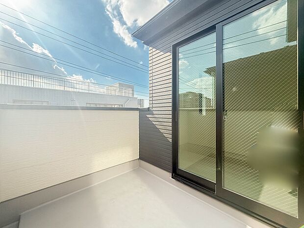 2号棟【バルコニー】 バルコニーから差し込む陽光・通風は、住環境・快適性と共に有り続ける貴重な「財産」です。