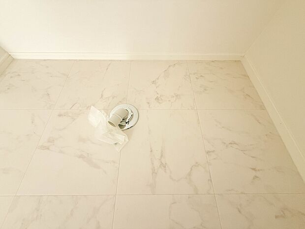 2号棟【ランドリースペース】毎日使う洗濯機。しっかりと奥行きのある置き場が確保されています。