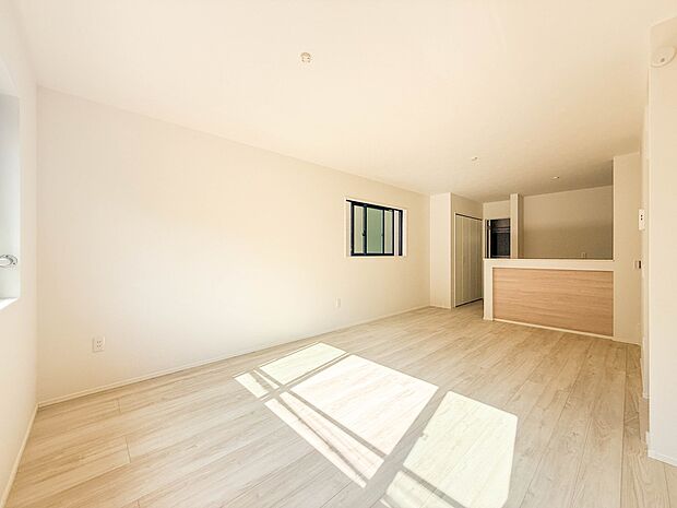 2号棟【LDK16.9帖】 リビングにいるお子様と会話をしながら家事ができるカウンターキッチン。いま手があいているか、忙しそうなのか相手の様子を伺いながらコミュニケーションをとる訓練にもなり…