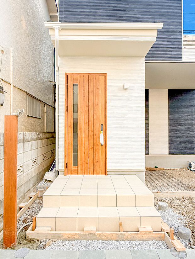 1号棟【玄関】玄関はおうちの顔と言われます。玄関アプローチは、外観デザインの印象を左右します。ご家族の個性を出しながら、素敵な玄関でお客様をお迎えしてください。