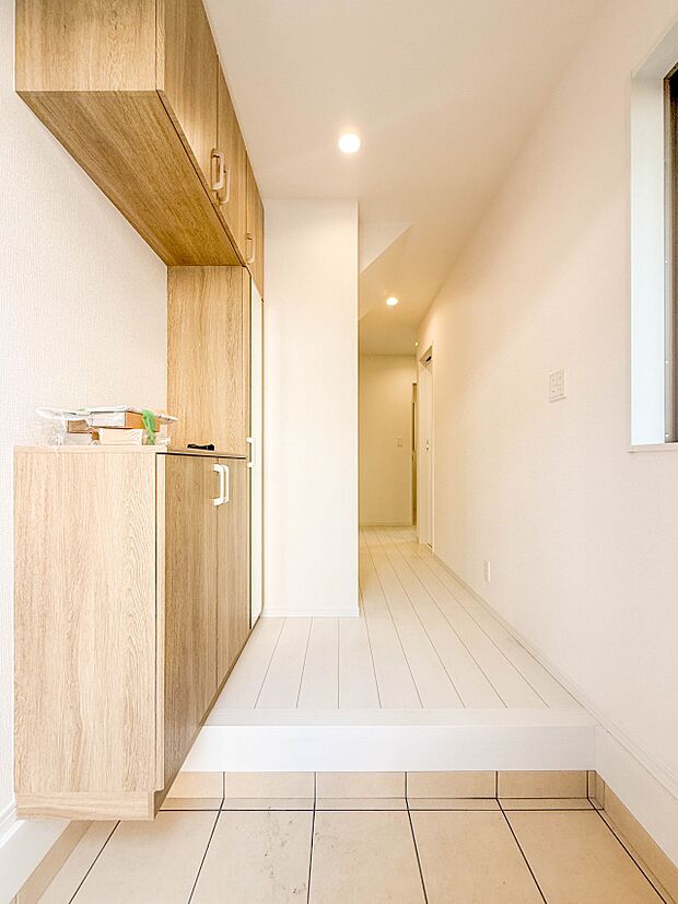 1号棟【玄関】玄関はおうちの顔と言われます。玄関アプローチは、外観デザインの印象を左右します。ご家族の個性を出しながら、素敵な玄関でお客様をお迎えしてください。