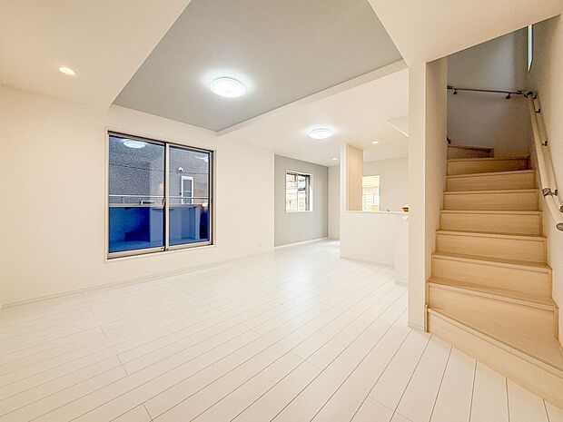 1号棟【LDK17.34帖】インテリアショップで見掛けた「あの家具」も置ける、ゆったりとした空間。時に広さが上質な寛ぎの時間になる事も。