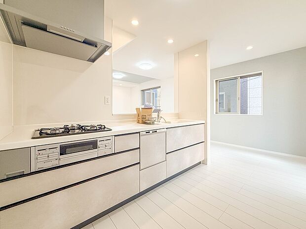 1号棟【キッチン】ナチュラルな自然光の中での調理。会話が弾む対面型キッチン。お洒落な食器類を余裕で収納できるスペース。動きやすい女性目線のキッチン動線。これからはお料理をつくる時間が劇的に変…