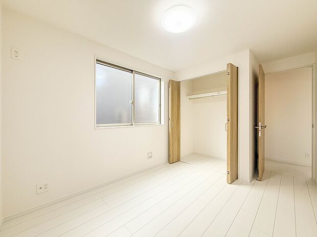 1号棟【洋室4.69帖】昨今のトレンドになりつつあるのが、広過ぎず、快適すぎない子ども部屋。勉強と寝るだけの部屋にすることで閉じこもりがなくなり、リビングで過ごす時間が増えると言われています…