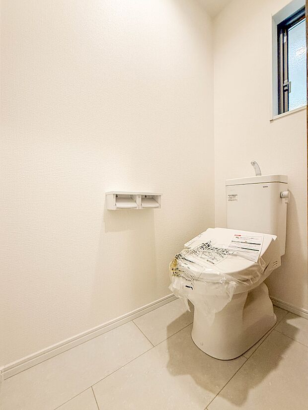 1号棟【トイレ】トイレ・ウォシュレット付。快適で衛生的な洗浄機能付温水シャワートイレです。