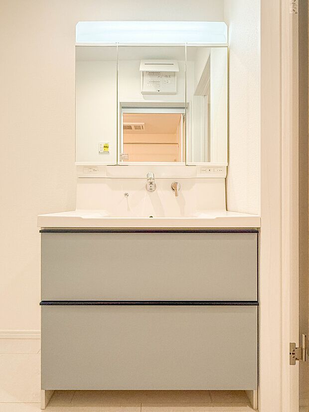 1号棟【洗面台】 十分な大きさの洗面台は、身だしなみチェックや歯磨きなど、朝の慌ただしい時間でもホテルライクなスペースで余裕とゆとりを感じて頂けます。