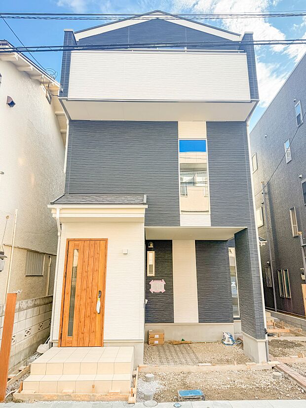 1号棟【外観】家族の温かさと陽光の暖かさ、楽しい毎日と明るい未来を予感させる「空間が織り成すひとつ先の住み心地」を演出します。