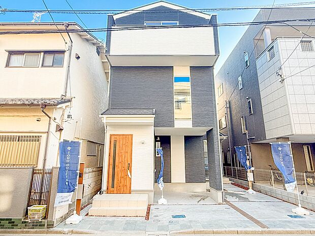 1号棟【外観】家族の温かさと陽光の暖かさ、楽しい毎日と明るい未来を予感させる「空間が織り成すひとつ先の住み心地」を演出します。