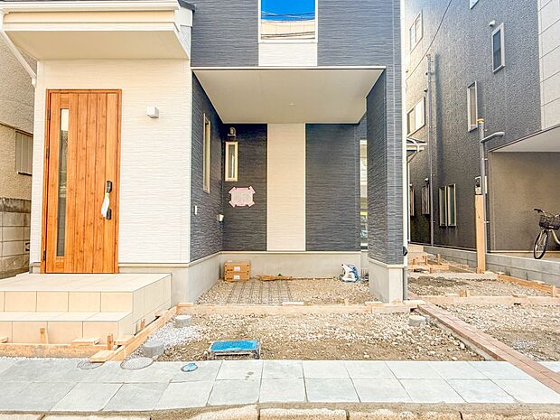 1号棟【駐車場】毎日の生活にマイカーが必須という方は、購入を検討する際、駐車場があることは大事な条件です。毎日の通勤や家族の送迎、買い物やお出かけなどクルマのある暮らしを満喫したい方は要チェ…