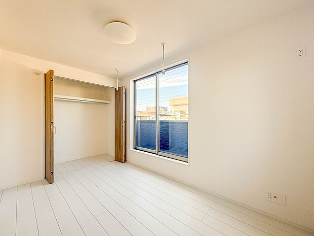 1号棟【洋室5帖】充実した生活は伸びやかな居室空間から始まります。快適に・伸びやかに。心の潤いを求める方々へ。