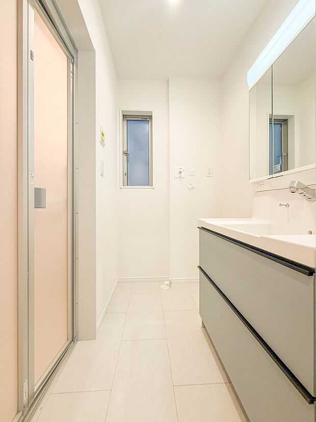 1号棟【脱衣所】洗面所は小さなプライベートスペース。歯磨き、洗顔と毎日施す個人空間。