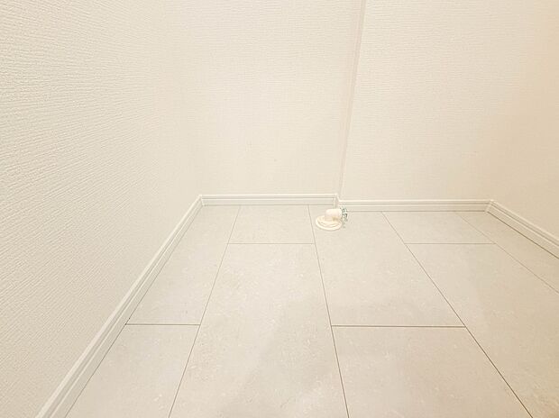 1号棟【ランドリースペース】毎日使う洗濯機。しっかりと奥行きのある置き場が確保されています。