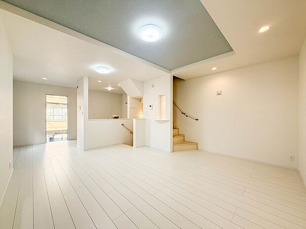 1号棟【LDK17.34帖】リビングにいるお子様と会話をしながら家事ができるカウンターキッチン。いま手があいているか、忙しそうなのか相手の様子を伺いながらコミュニケーションをとる訓練にもなり…