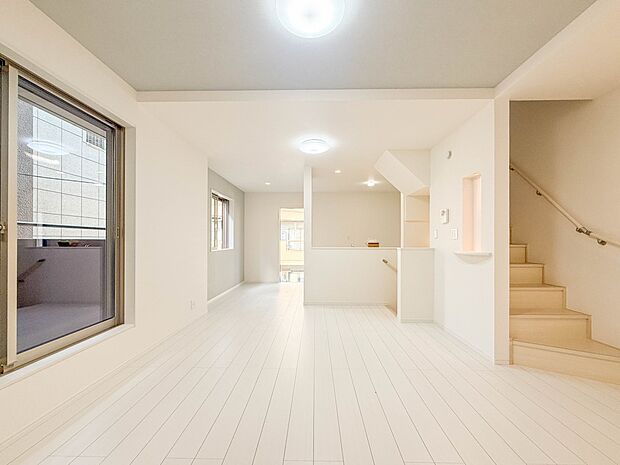 1号棟【LDK17.34帖】会話でホッとコミュニケーションできるリビング。料理でホッとハピネスになるキッチンなど。人をホッとさせる最新設備・仕様を採用しています。