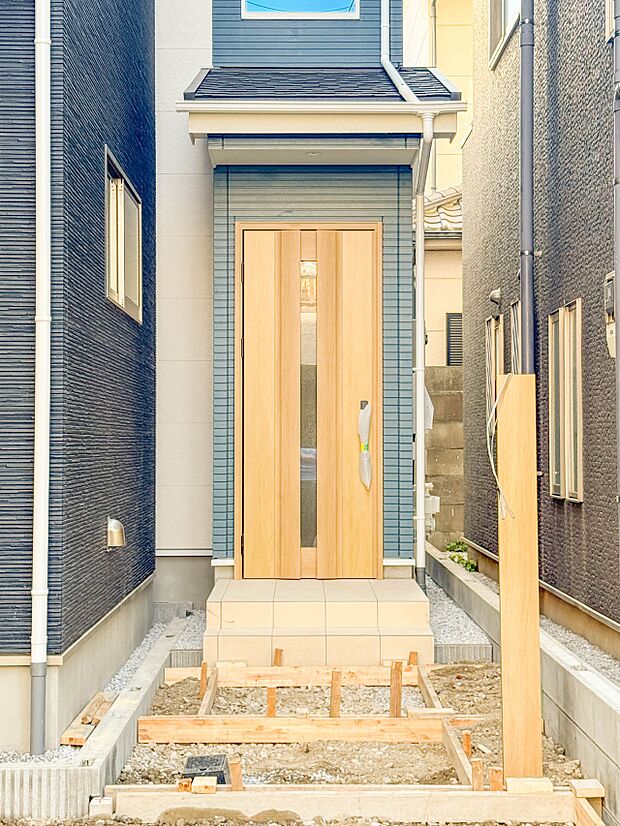 2号棟【玄関】玄関はおうちの顔と言われます。玄関アプローチは、外観デザインの印象を左右します。ご家族の個性を出しながら、素敵な玄関でお客様をお迎えしてください。