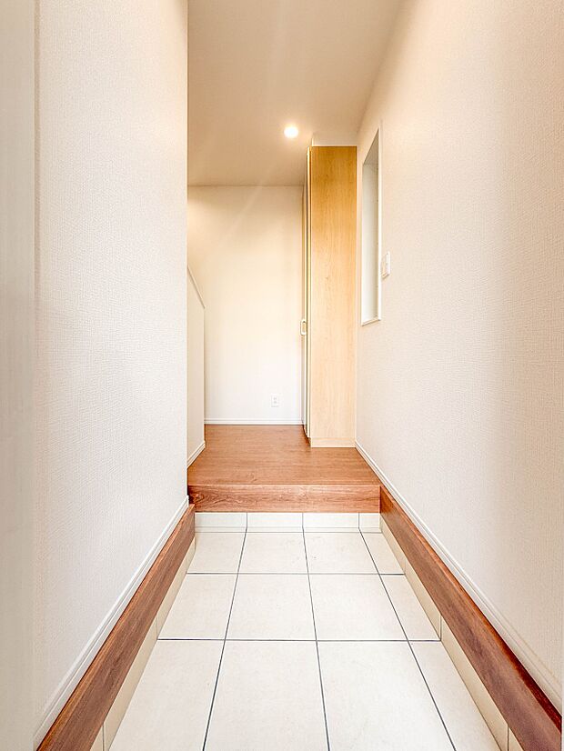 2号棟【玄関】玄関はおうちの顔と言われます。玄関アプローチは、外観デザインの印象を左右します。ご家族の個性を出しながら、素敵な玄関でお客様をお迎えしてください。