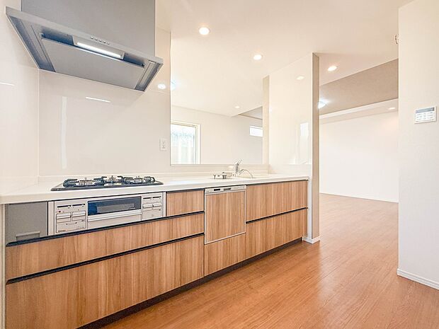 2号棟【キッチン】ナチュラルな自然光の中での調理。会話が弾む対面型キッチン。お洒落な食器類を余裕で収納できるスペース。動きやすい女性目線のキッチン動線。これからはお料理をつくる時間が劇的に変…