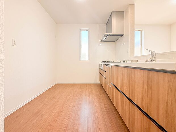 2号棟【キッチン】 三口コンロで料理の幅を拡げてくれる使いやすいシステムキッチンを採用。洗い場も大きいので野菜や食器を洗ったりする際にも捗り、奥様の強い味方となってくれるはずです。