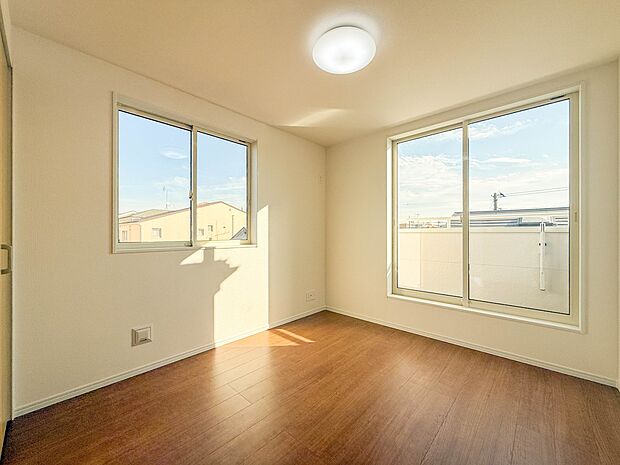 2号棟【納戸5.62帖】シンプルな内装はおしゃれのポイントです。シンプルは華美より飽きがこないからです。色や模様でおしゃれ感をだす。それがシンプルイズビューティーです。