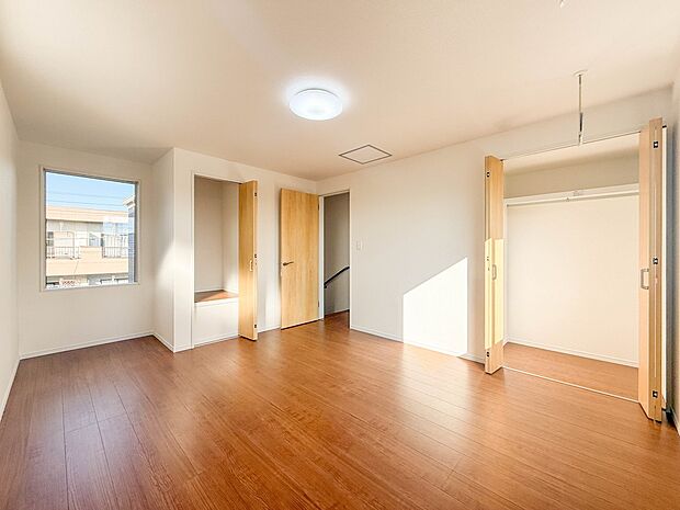 2号棟【洋室8.49帖】昨今のトレンドになりつつあるのが、広過ぎず、快適すぎない子ども部屋。勉強と寝るだけの部屋にすることで閉じこもりがなくなり、リビングで過ごす時間が増えると言われています…