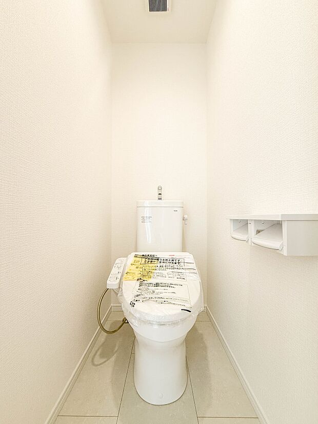 2号棟【トイレ】トイレ・ウォシュレット付。快適で衛生的な洗浄機能付温水シャワートイレです。