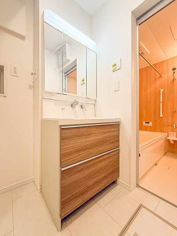 2号棟【洗面台】 十分な大きさの洗面台は、身だしなみチェックや歯磨きなど、朝の慌ただしい時間でもホテルライクなスペースで余裕とゆとりを感じて頂けます。