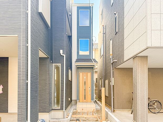 2号棟【外観】こちらの物件が少しでも気になるようでしたら、お気軽にお問合せください。人生でいちばん大きなお買い物ですので、ゆっくりご見学ください。ネット上の画像と実際の見学では、リアル感がま…