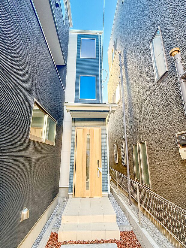 2号棟【外観】家族の温かさと陽光の暖かさ、楽しい毎日と明るい未来を予感させる「空間が織り成すひとつ先の住み心地」を演出します。