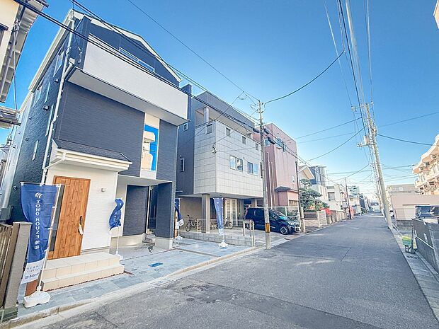 2号棟【前面道路幅員約6m】家の前をまっすぐの通りが走っている。クルマは少なく、人々は毎朝、ウォーキング、ジョギング、犬の散歩など、フリーな朝時間を過ごしている。