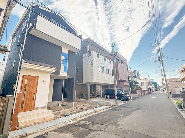 2号棟【前面道路幅員約6m】家の前をまっすぐの通りが走っている。クルマは少なく、人々は毎朝、ウォーキング、ジョギング、犬の散歩など、フリーな朝時間を過ごしている。