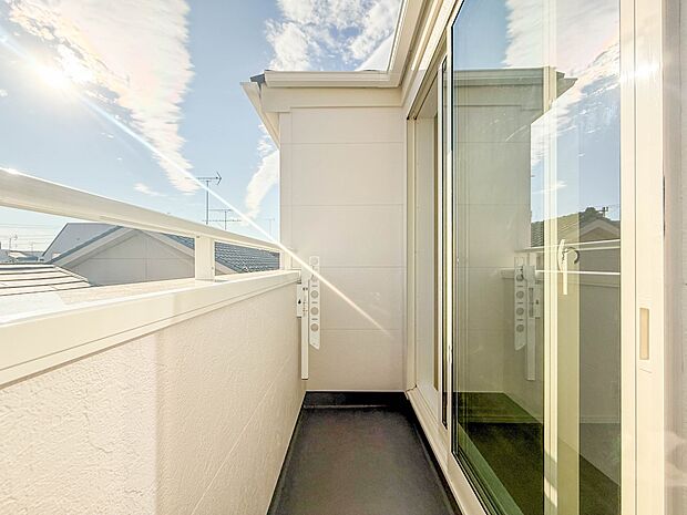 2号棟【バルコニー】 バルコニーから差し込む陽光・通風は、住環境・快適性と共に有り続ける貴重な「財産」です。