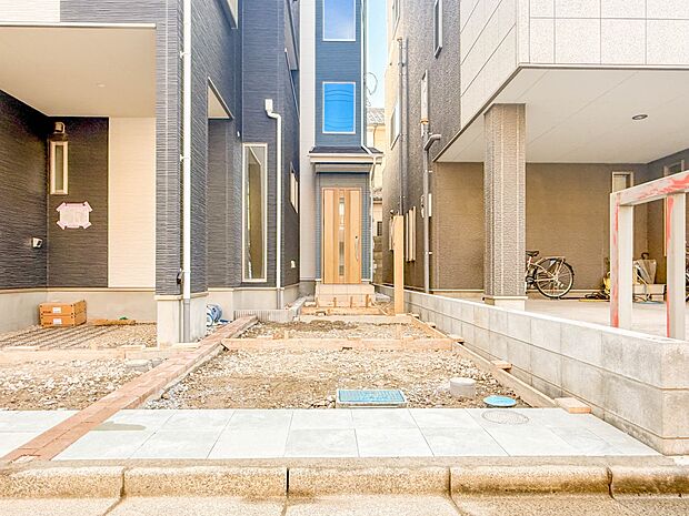 2号棟【駐車場】毎日の生活にマイカーが必須という方は、購入を検討する際、駐車場があることは大事な条件です。毎日の通勤や家族の送迎、買い物やお出かけなどクルマのある暮らしを満喫したい方は要チェ…