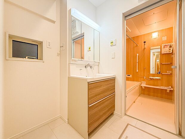 2号棟【脱衣所】洗面所は小さなプライベートスペース。歯磨き、洗顔と毎日施す個人空間。