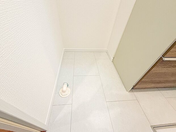 2号棟【ランドリースペース】毎日使う洗濯機。しっかりと奥行きのある置き場が確保されています。