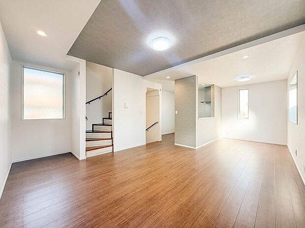 2号棟【LDK18.49帖】リビングにいるお子様と会話をしながら家事ができるカウンターキッチン。いま手があいているか、忙しそうなのか相手の様子を伺いながらコミュニケーションをとる訓練にもなり…