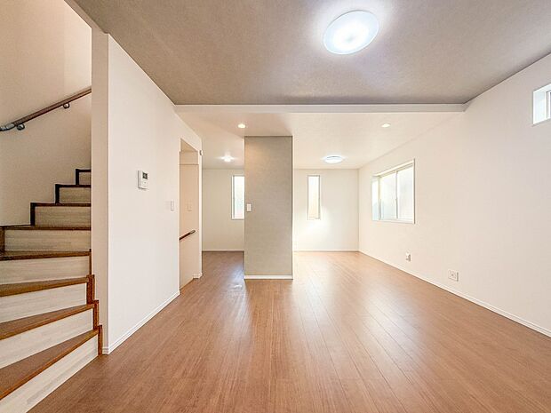 2号棟【LDK18.49帖】会話でホッとコミュニケーションできるリビング。料理でホッとハピネスになるキッチンなど。人をホッとさせる最新設備・仕様を採用しています。