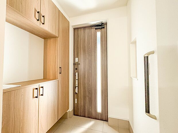 【玄関】玄関はおうちの顔と言われます。玄関アプローチは、外観デザインの印象を左右します。ご家族の個性を出しながら、素敵な玄関でお客様をお迎えしてください。