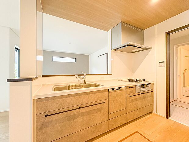 E号棟【キッチン】ナチュラルな自然光の中での調理。会話が弾む対面型キッチン。お洒落な食器類を余裕で収納できるスペース。動きやすい女性目線のキッチン動線。これからはお料理をつくる時間が劇的に変…