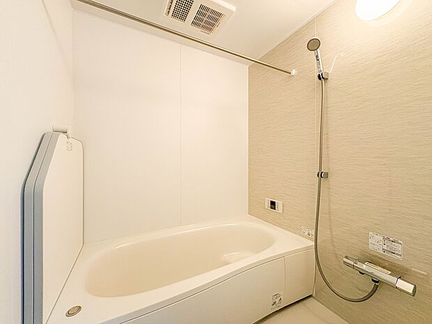 E号棟【浴室】一日の疲れを癒してくれるお風呂空間。使いやすさと上質な質感を両立して、単なる習慣から特別な時間に変わるはず。