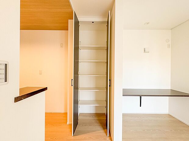 【収納】壁面クローゼットのメリットは、衣類が横一列に並ぶためひと目で洋服が選びやすいこと。衣類をたくさんお持ちの方も、限られたスペース内に無理なく収納することができます。