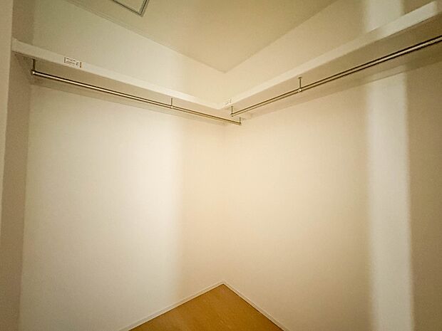 E号棟　WICのメリットの1つ目は、1箇所にまとめて収納が出来ること。2つ目は、衣替えが必要ないこと。3つ目は、扉が少なくなり室内がスッキリ見えること。