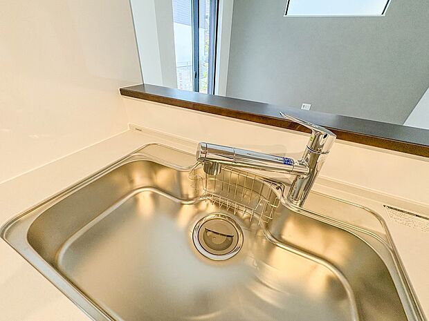 【浄水器一体型混合水栓】  一つの蛇口で「原水（水道水）」「シャワー」「浄水」を切り替えられる、浄水器を内蔵した混合水栓です。浄水は、水栓本体の首部分に付属のカートリッジをセットして使用しま…