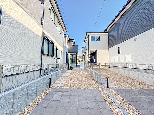 E号棟【駐車場】カースペース2台可／駐輪スペース。広々カースペースです。自転車、バイクなども置き場に困りません。