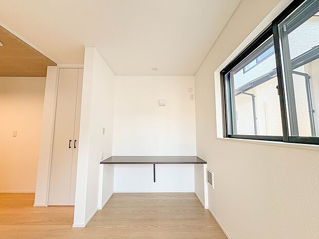 E号棟【LDK16.75帖】スタディーカウンターがあるので、勉強するお子様を見守れます。