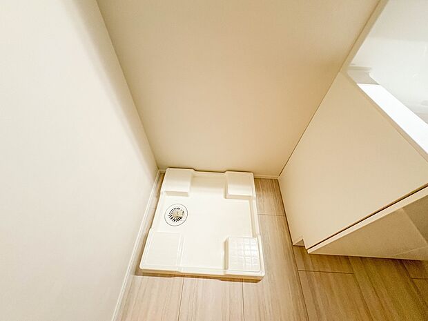 【ランドリースペース】毎日使う洗濯機。しっかりと奥行きのある置き場が確保されています。