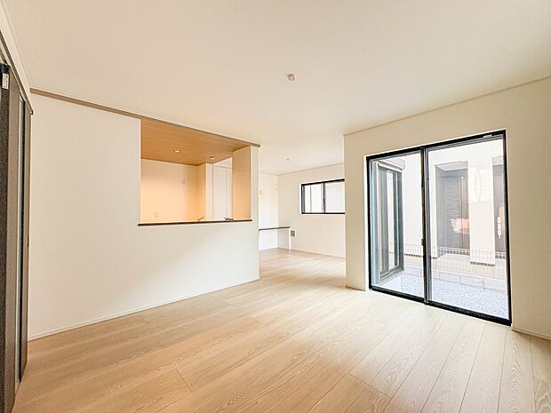 E号棟【LDK16.75帖】忙しい朝でも家族揃って食事をしたいゆとりあるダイニングスペース。