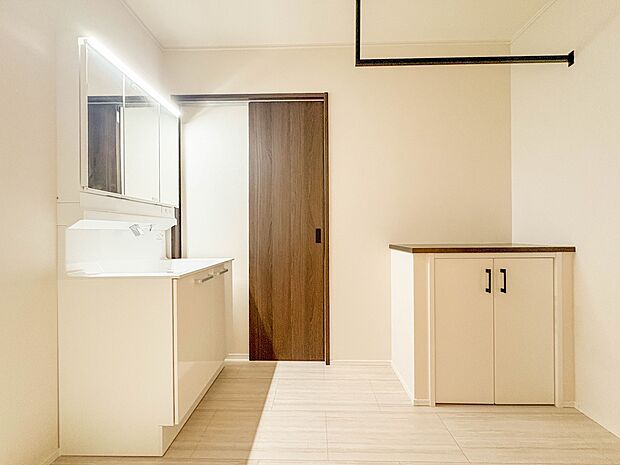 E号棟【脱衣所】洗面所は小さなプライベートスペース。歯磨き、洗顔と毎日施す個人空間。