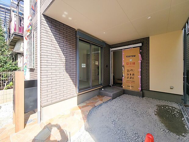 【玄関】玄関へ向かうまでのアプローチに漂う上質が期待感をもたせます。玄関は建物の顔。落着きを醸し出した自己主張が心に訴えてきます。